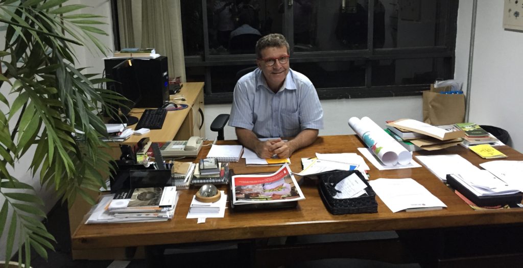 Nabil em sua mesa na Secretaria Municipal de Cultura (2016)